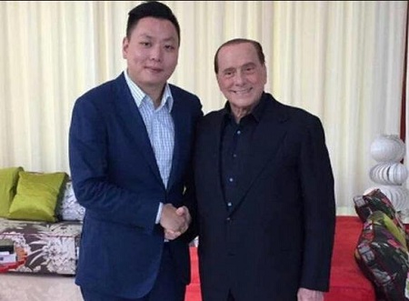 扎卡说道：“阿尔特塔有他自己的足球理念，他甚至总是踢四后卫，从不改打五后卫，或者从不改打双前锋的4-4-2，所以你就有了这个4-3-3阵型，中场一个6号位和两个8号位。